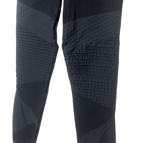 Spanx Medium Black Leggings‎ Textured Leg Pattern - Picture 8 of 9